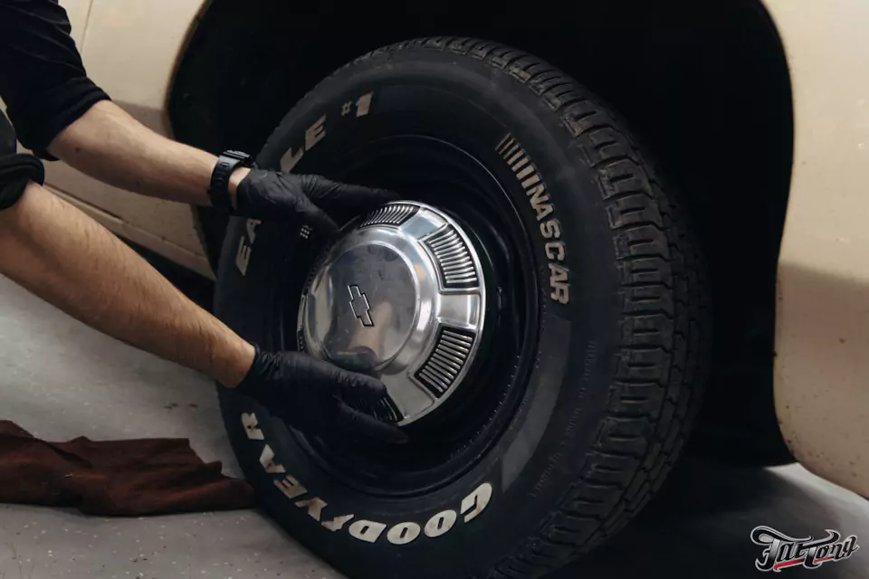 Фирменный шиномонтаж на стендах Hunter для Chevrolet Impala: собрали комплект колес Dayton Wire Wheels с системой knock-off!